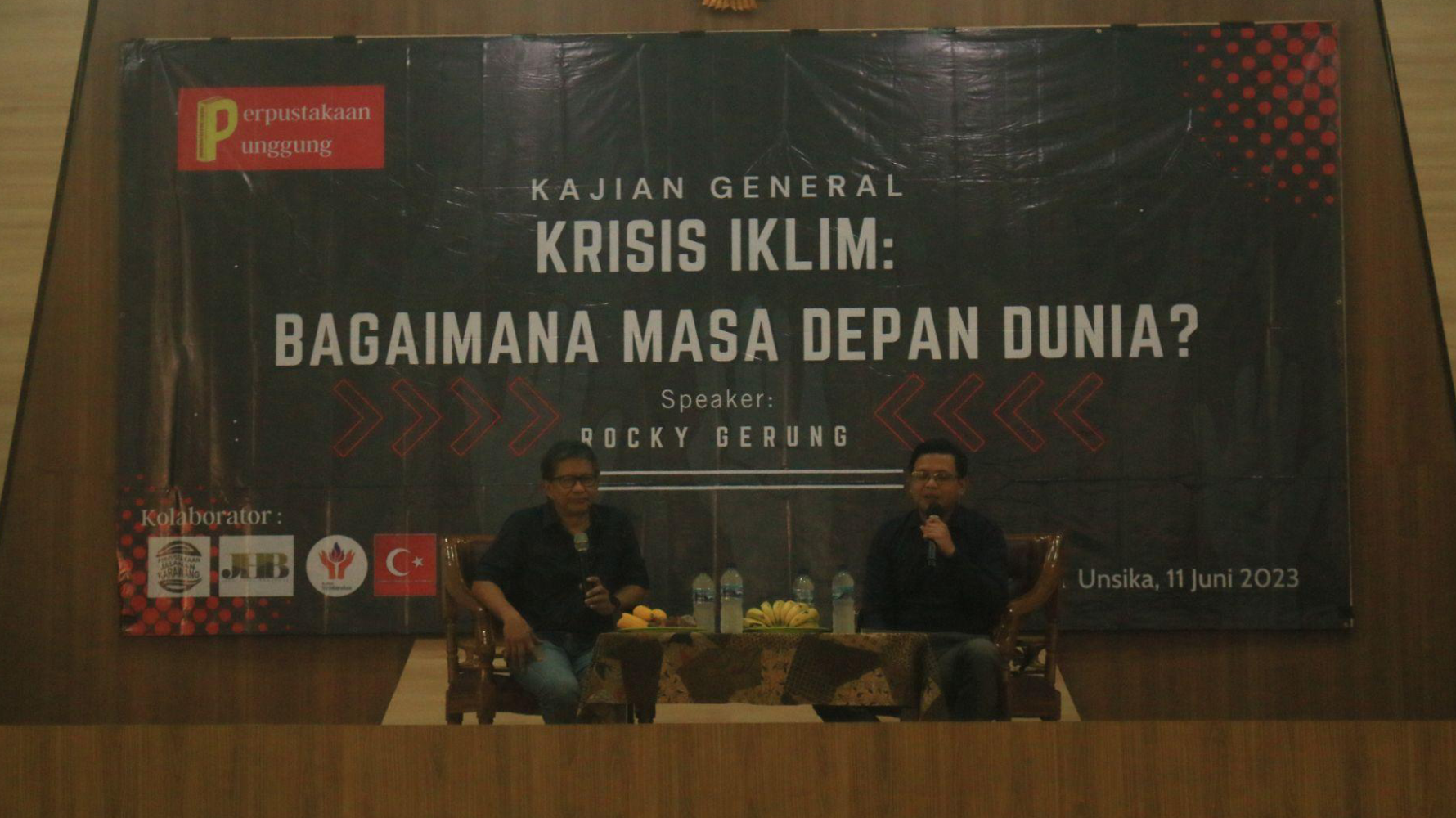 Thumbnail Artikel Lakukan Kajian Umum, Perpustakaan Punggung Undang Rocky Gerung Sebagai Pembicara