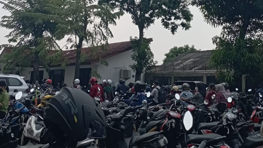 Thumbnail Artikel Lahan Parkir Tidak Memadai, Kemacetan Terjadi Depan Gedung 0104 Unsika