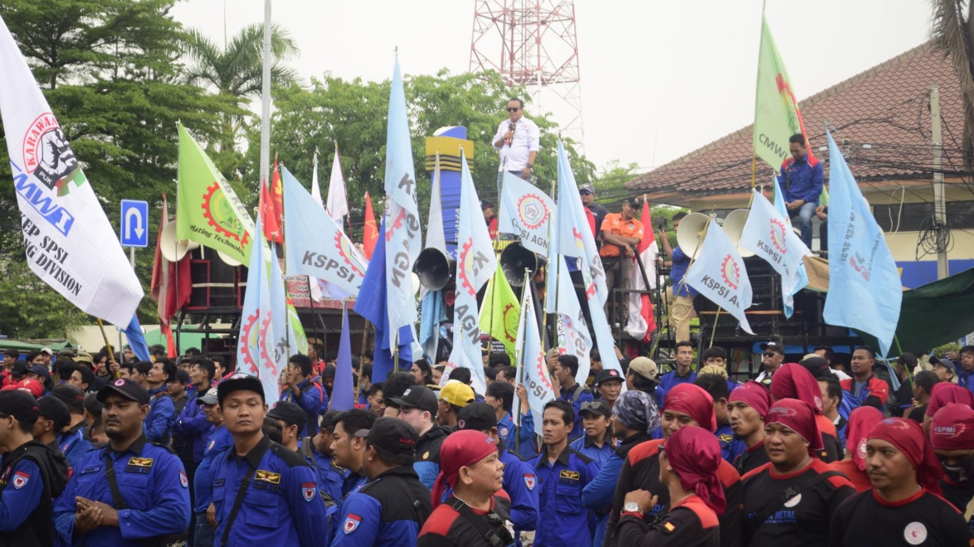 Thumbnail Artikel Aksi Para Buruh Unjuk Rasa Terkait Tuntutan Kenaikan UMK Sebesar 25% di Gedung Kantor Bupati