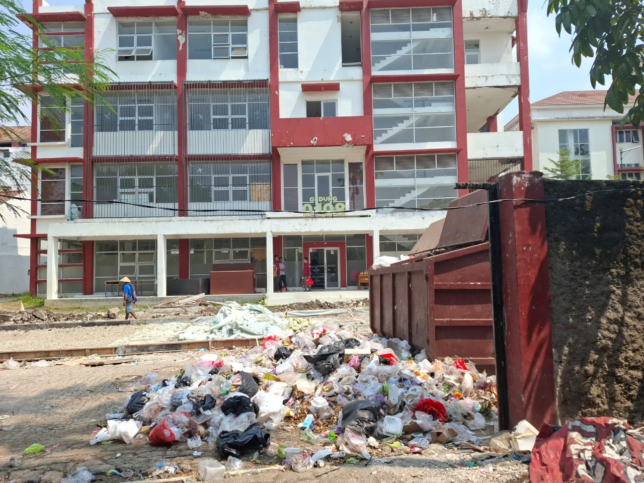 Thumbnail Artikel Perbaikan Jalan Berlangsung, Akses Angkut Sampah di Unsika Terkendala