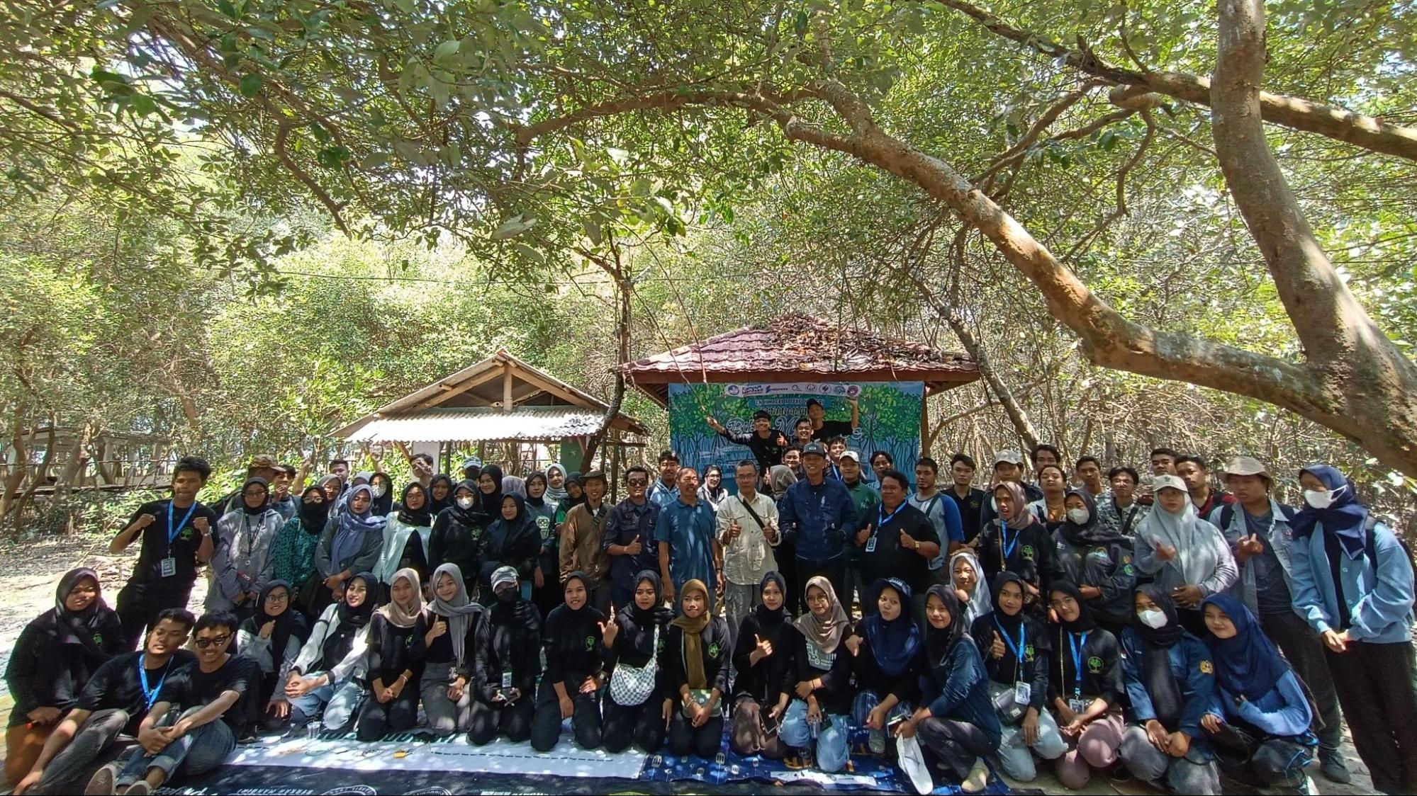 Thumbnail Artikel Rayakan Dies Natalis Ke-5, Tim PPKO Himagri Lakukan Penanaman Bibit Mangrove di Tengkolak