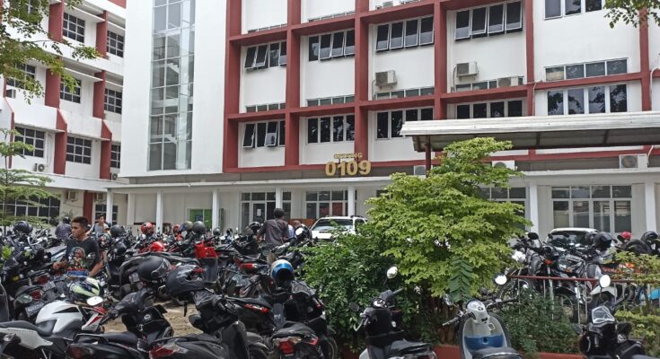 Thumbnail Artikel Membludaknya Parkiran Unsika, Mahasiswa dan Dosen Keluhkan Akses Keluar Masuk Kendaraan