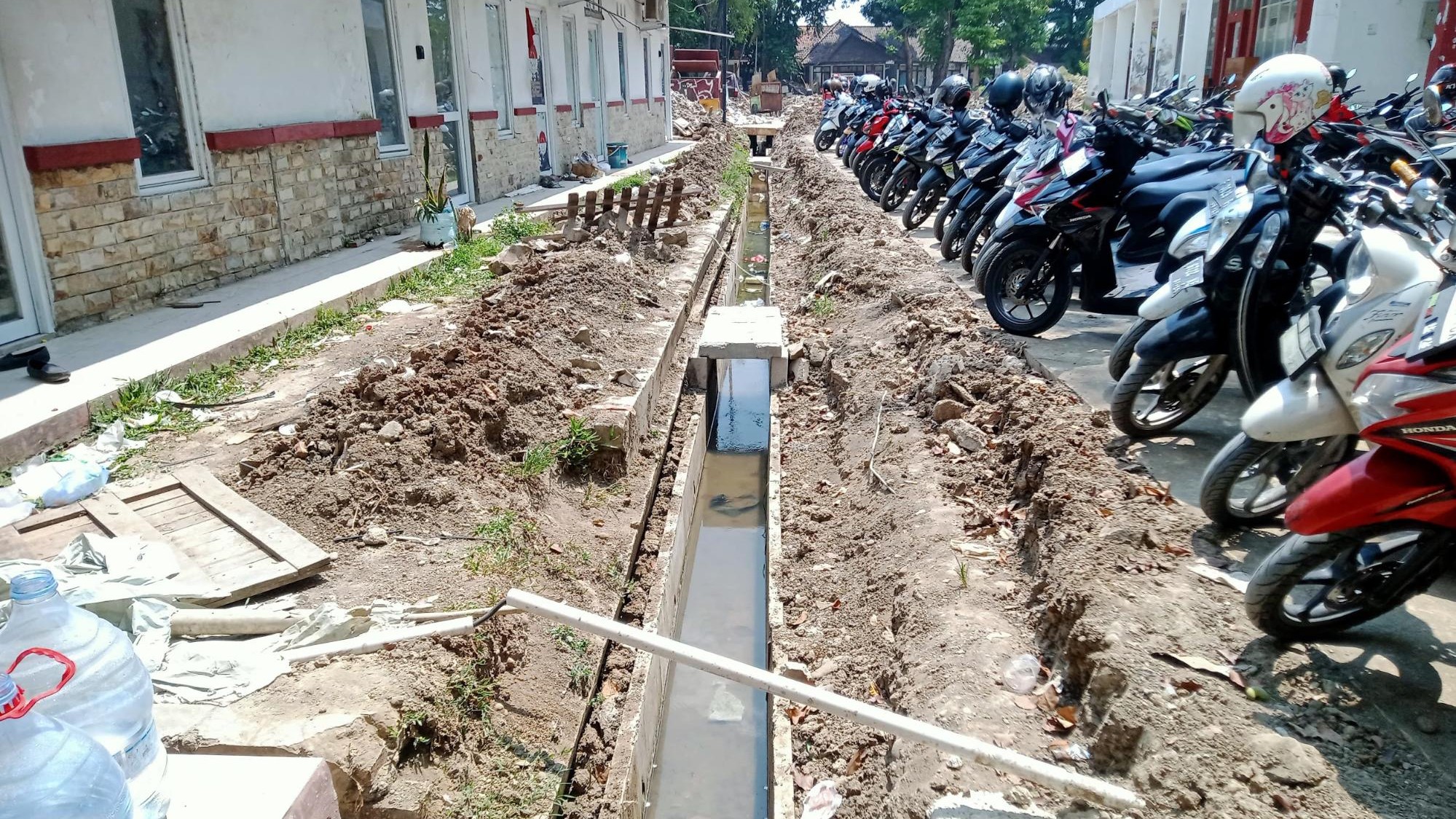 Thumbnail Artikel Keterlambatan Pembangunan Jalan dan Drainase di Unsika: Ganggu Aktivitas Mahasiswa dan Organisasi