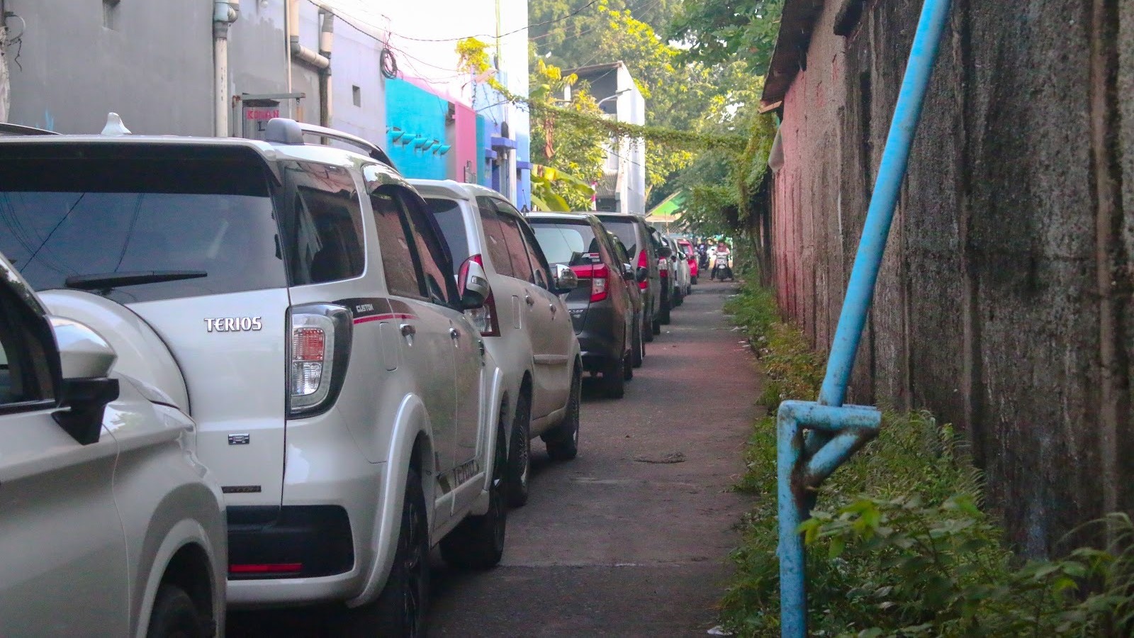 Thumbnail Artikel Parkiran Unsika Membludak saat Wisuda, Kendaraan Meluber hingga Pemukiman Warga