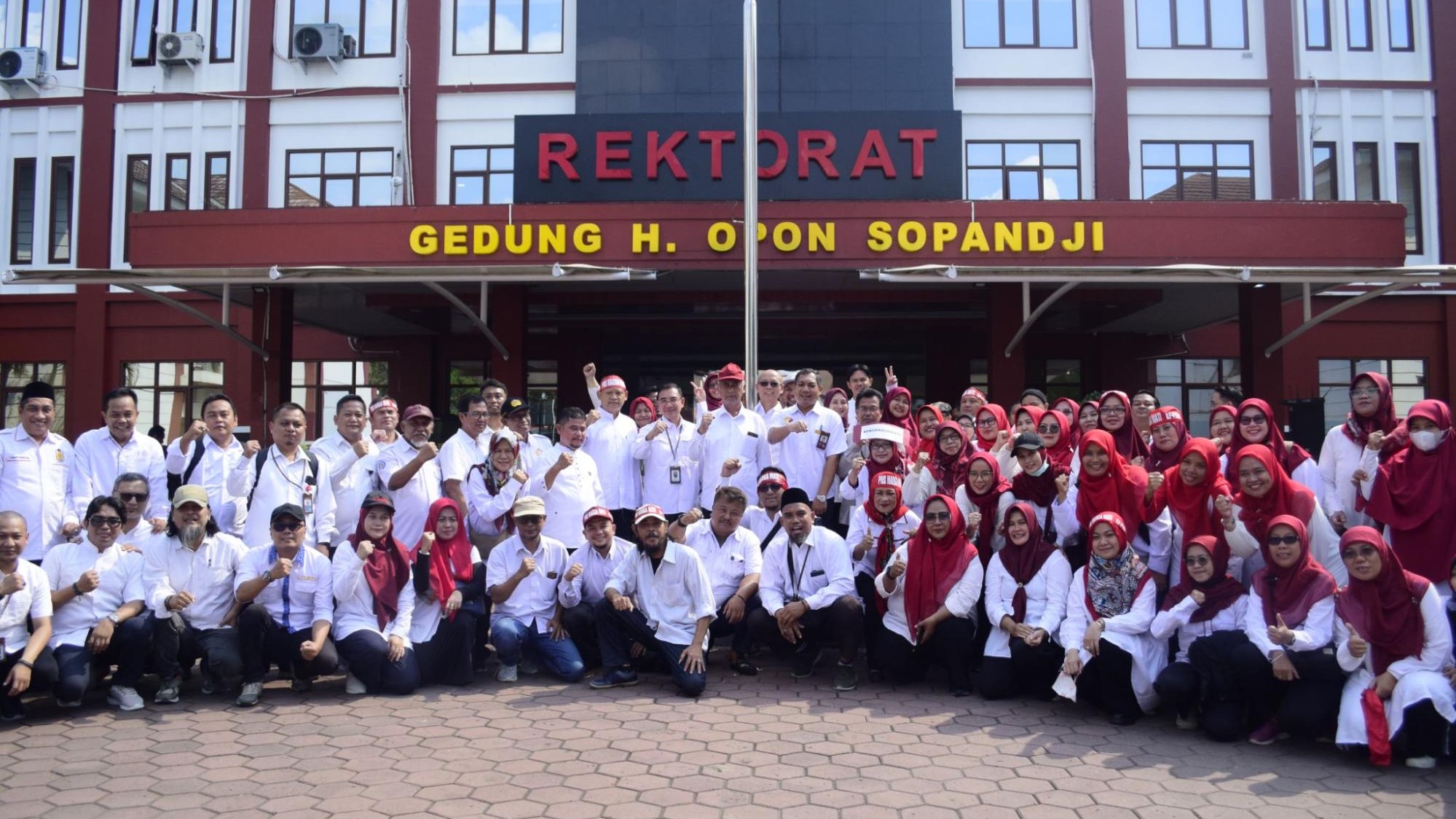 Thumbnail Artikel Tuntut Pengangkatan PNS, Dosen PPPK Gelar Aksi di Depan Rektorat Unsika