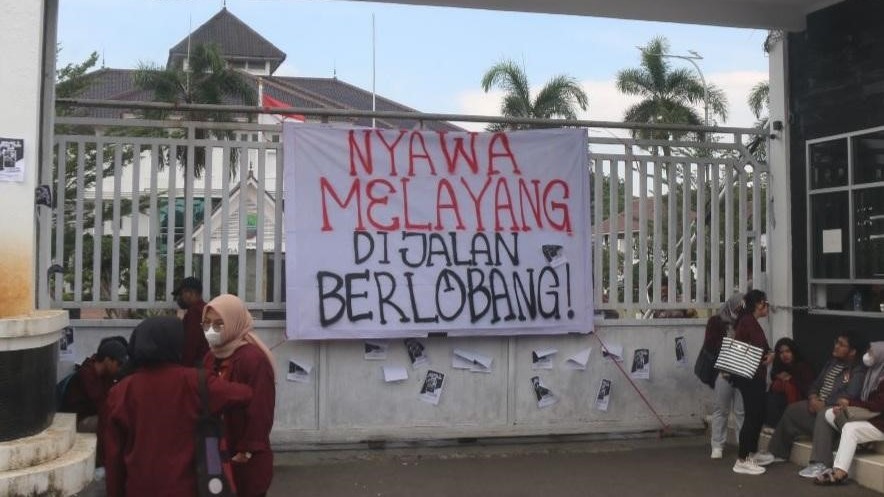 Thumbnail Artikel Aliansi Mahasiswa FISIP Unsika Tuntut Pemerintah Kabupaten Karawang Perbaiki Jalan Berlubang