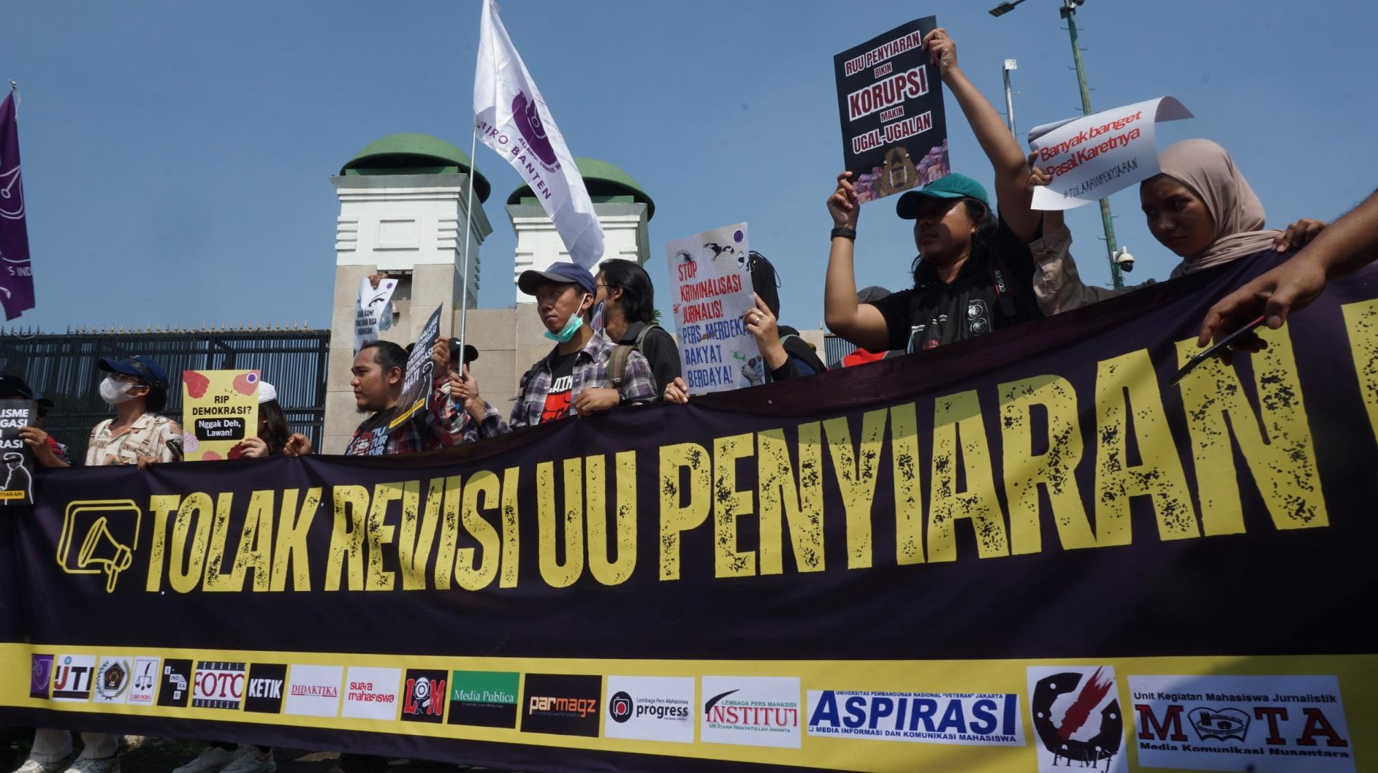 Thumbnail Artikel Tolak UU Penyiaran, Gabungan Organisasi Pers dan Pro Demokrasi Lakukan Aksi Demonstrasi di Depan Gedung DPR RI