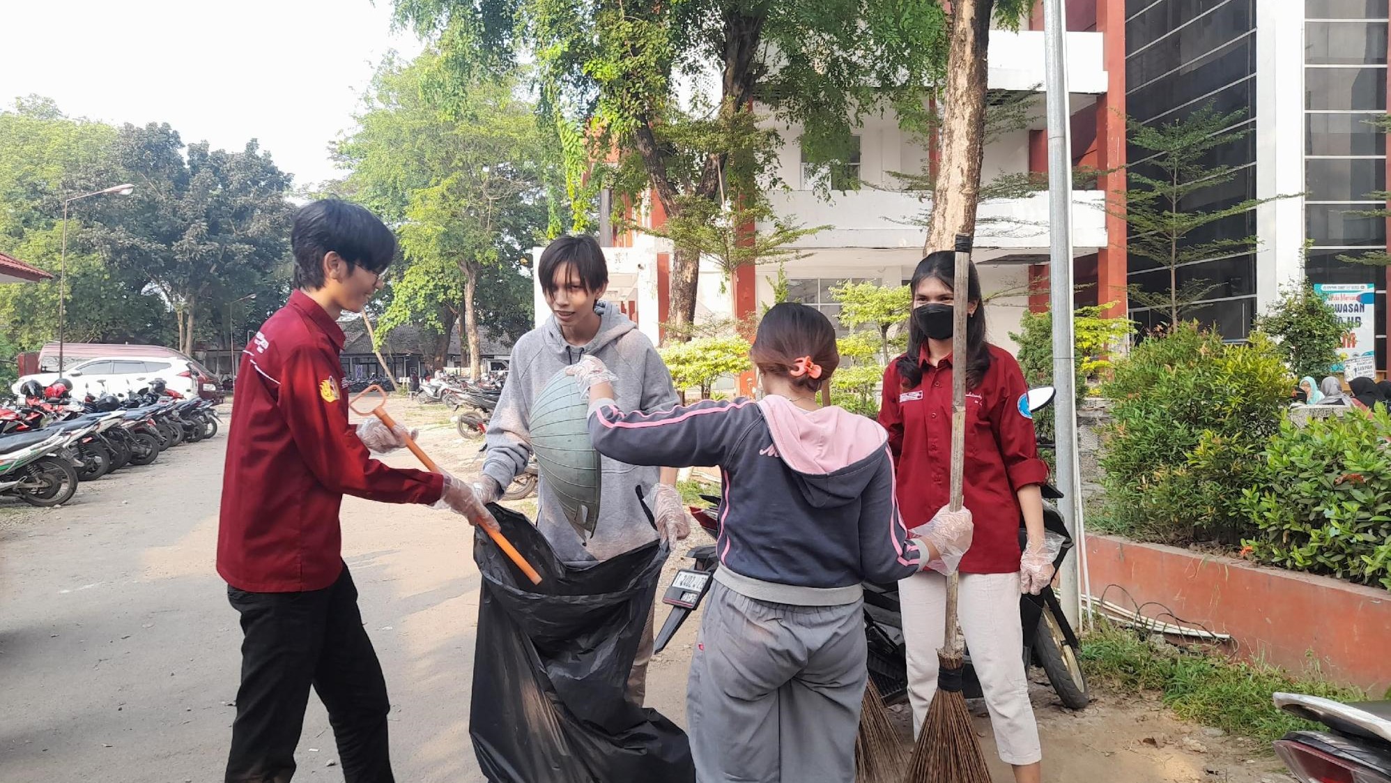 Thumbnail Artikel Ciptakan Kebersihan dan Kenyamanan, PMK Unsika Pimpin Aksi 'Unsika Bersih'